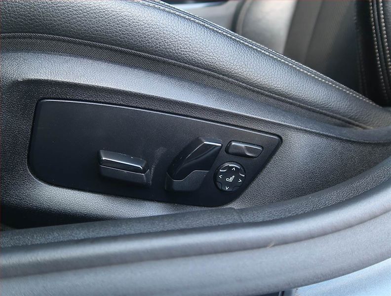 BMW Řada 5 (2018) Sport Line 540d xDrive, 4X4 - fotka 20 z 23