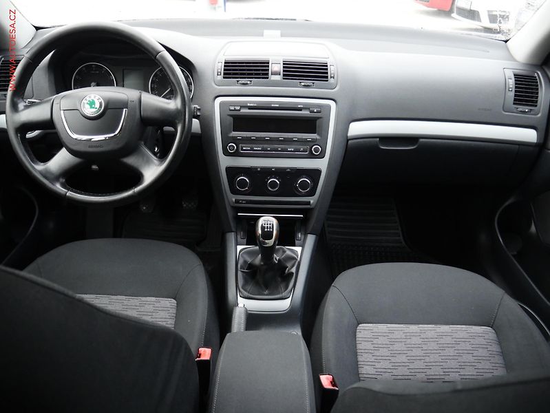 Škoda Octavia (2012) 1.2 TSI, ČR, AC, STK4/28 - fotka 8 z 16