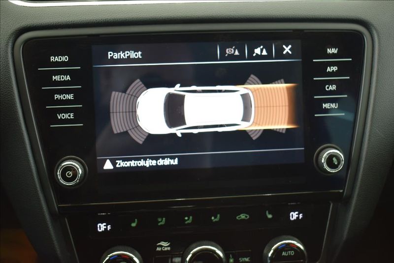 Škoda Octavia 1,6 TDi, DSG,NAVI,serviska, - fotka 30 z 40