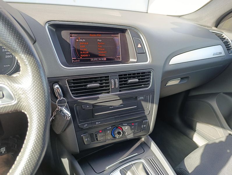 Audi Q5 2.0TDI QUATTRO S-LINE ČR - fotka 23 z 31