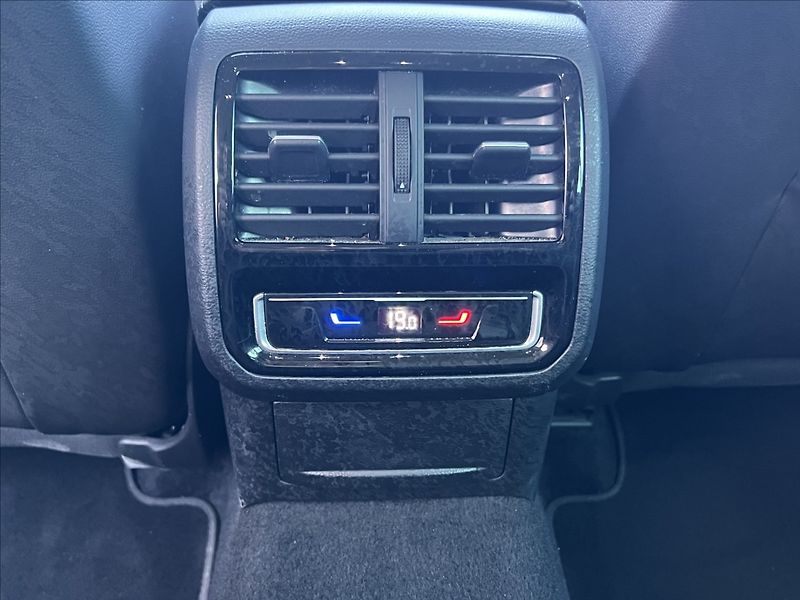 Volkswagen Passat 2,0 TDi DSG ELEGANCE MATRIX - fotka 32 z 32