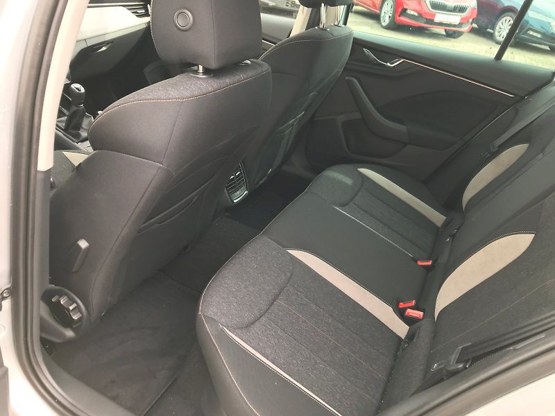Škoda Kamiq (2024) Top Selection 1,0 TSI - fotka 18 z 26