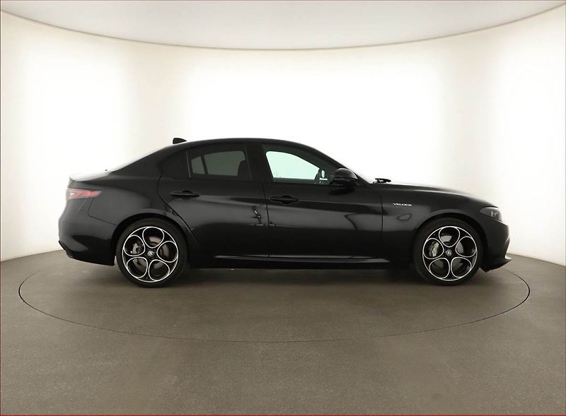 Alfa Romeo Giulia (2024) 2.0 Turbo - fotka 6 z 17