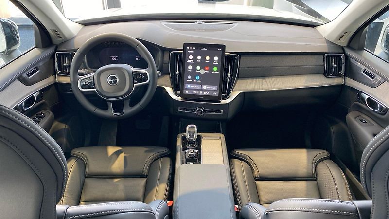 Volvo XC90 (2026) ULTRA DARK, B5 AWD, 184+10 kW - fotka 12 z 12