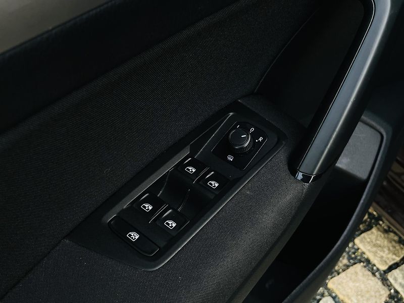 Volkswagen Touran 1.2TSI MANUÁL 7MÍST SERVISKA - fotka 34 z 42