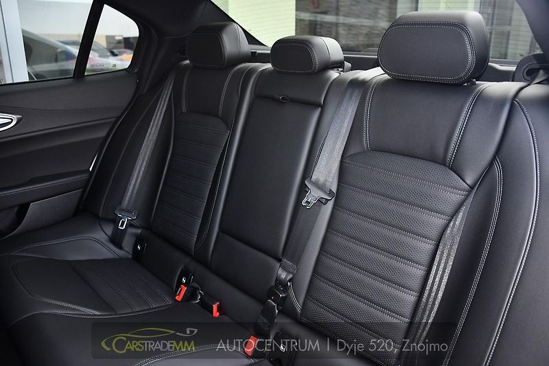 Alfa Romeo Giulia 2.0T 16V 206kW VELOCE AT8 Q4 - fotka 14 z 49