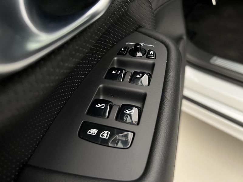 Volvo XC90 B5 AWD R-DESIGN 7 MÍST AUT  - fotka 45 z 47