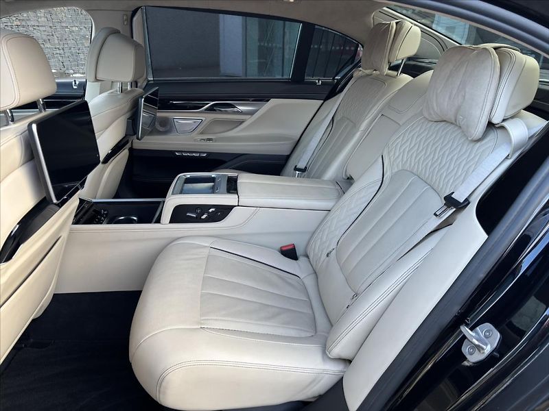 BMW Řada 7 4,4 i 750Li xDrive Individual - fotka 11 z 39