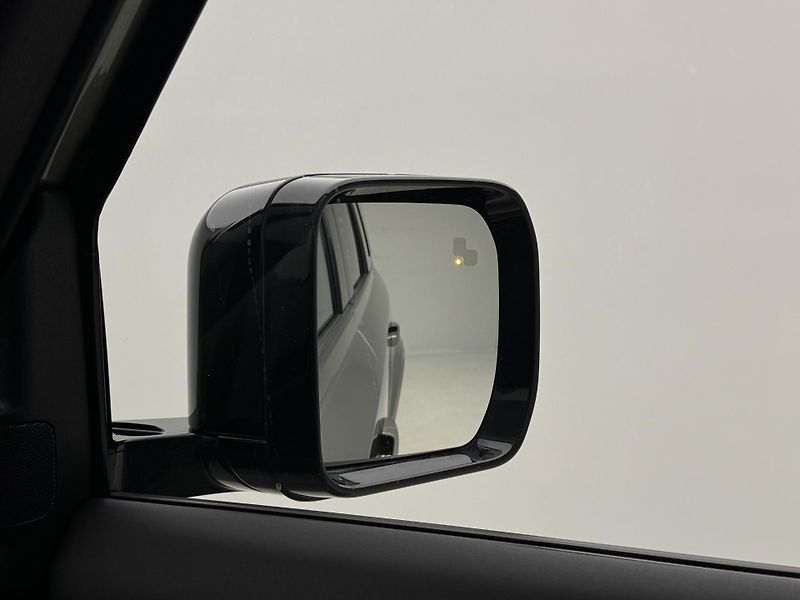 Land Rover Defender 110 D300 X-DYNAMIC SE - fotka 34 z 47