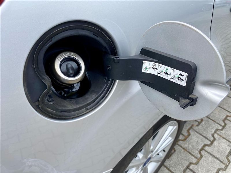 Ford Focus 1,5 TDCi NAVI VÝHŘEV - fotka 28 z 43