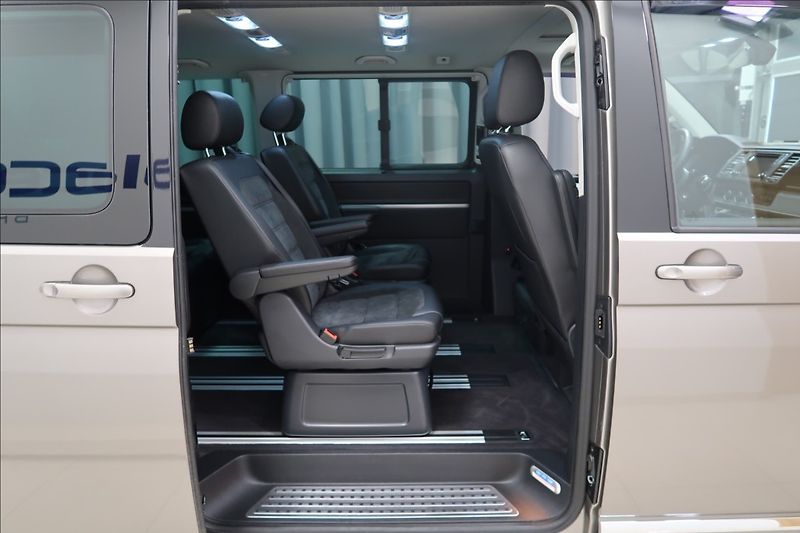 Volkswagen Multivan 2,0 TDI DSG 4MOTION HIGHLINE - fotka 35 z 45