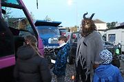 Statan láká návštěvníky do strašidelného autobusu s divným řidičem.