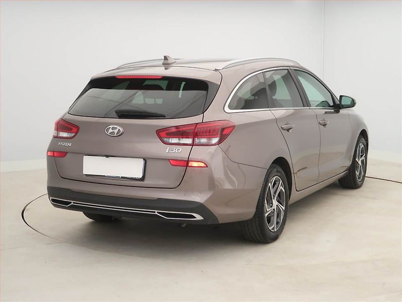 Hyundai i30 (2023) Smart 1.5 DPI, Serv.kniha - fotka 5 z 17