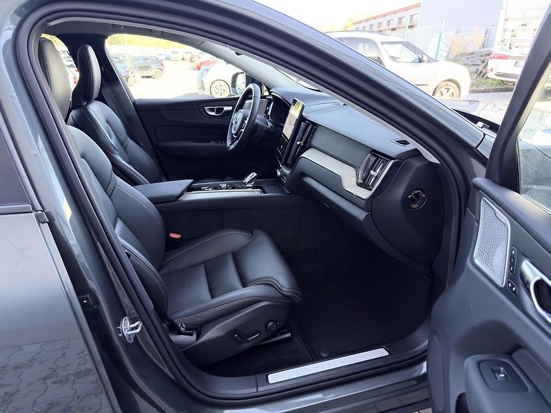 Volvo XC60 T8 AWD ULTRA DARK / B&W VZDUCH - fotka 17 z 57