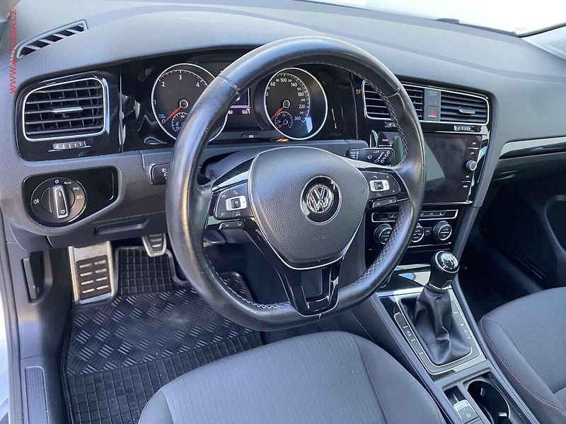 Volkswagen Golf (2019) 1.6TDi, Navi, LED - fotka 12 z 18