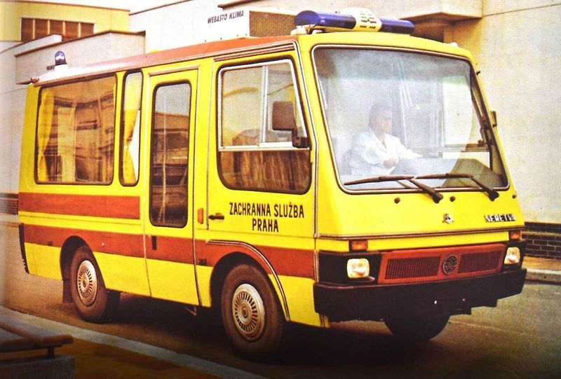Malý autobus TAZ Neretva uvezl čtrnáct lidí.