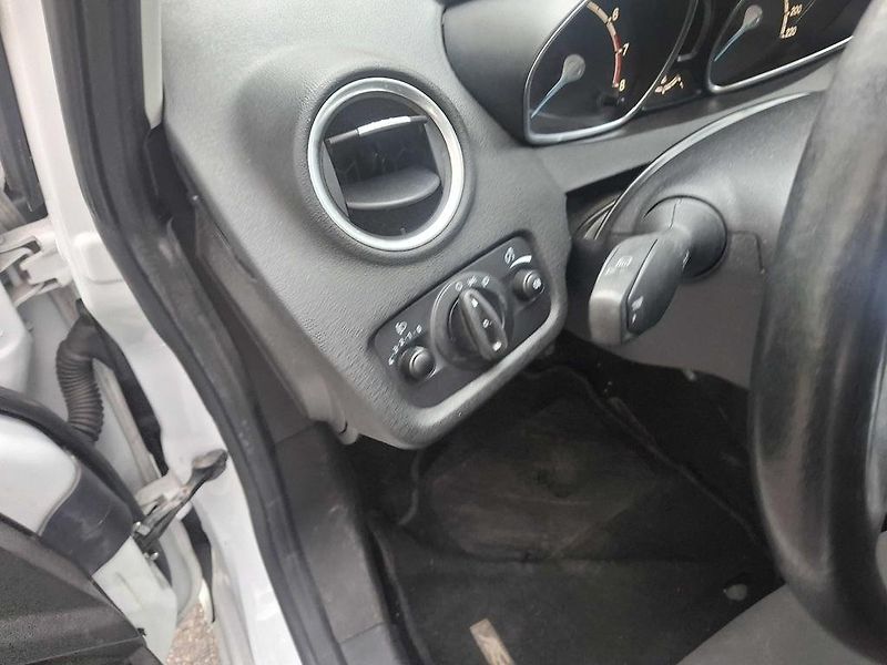Ford Fiesta 1,2 - fotka 23 z 27