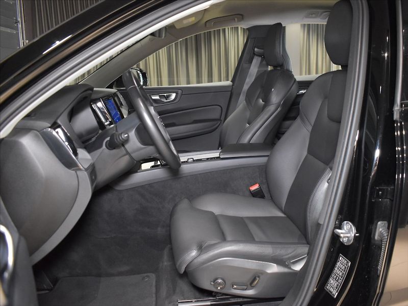 Volvo XC60 2,0 B4 AWD PLUS tažné,Bezklíč - fotka 9 z 24