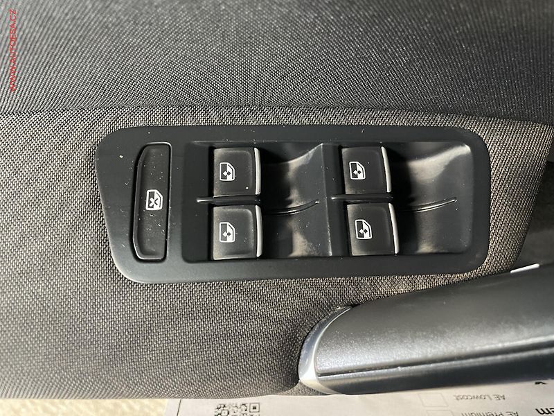 Volkswagen Golf (2019) 1.5TSi, DSG, LED, navi - fotka 12 z 17