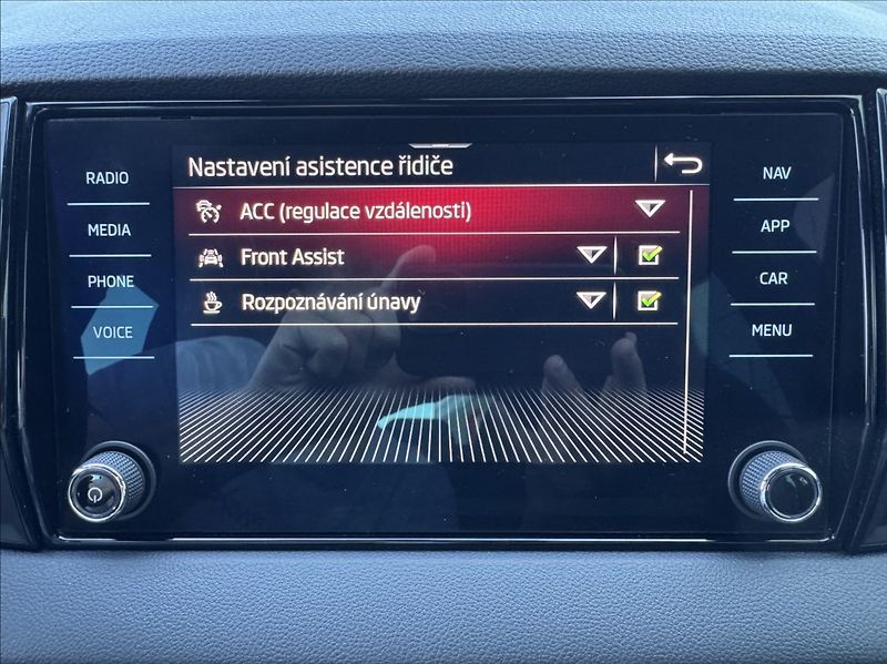 Škoda Karoq 1,5 TSI DSG SPORTLINE DPH ČR - fotka 42 z 50