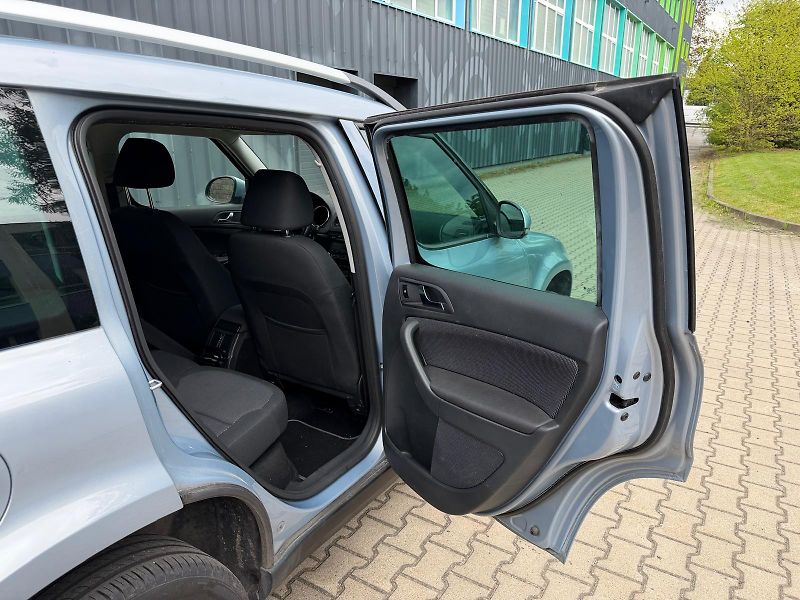 Škoda Yeti  2,0 TDI servis.k + sada pneu  - fotka 14 z 31