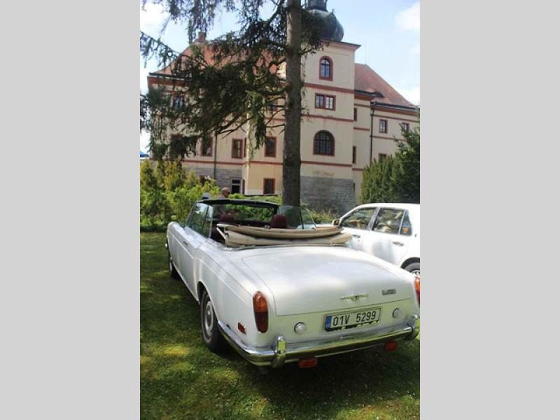 Luxusní vozy se v sobotu 4. května sjely na zámek do Lnář. Převládala auta značky Rolls-Royce.