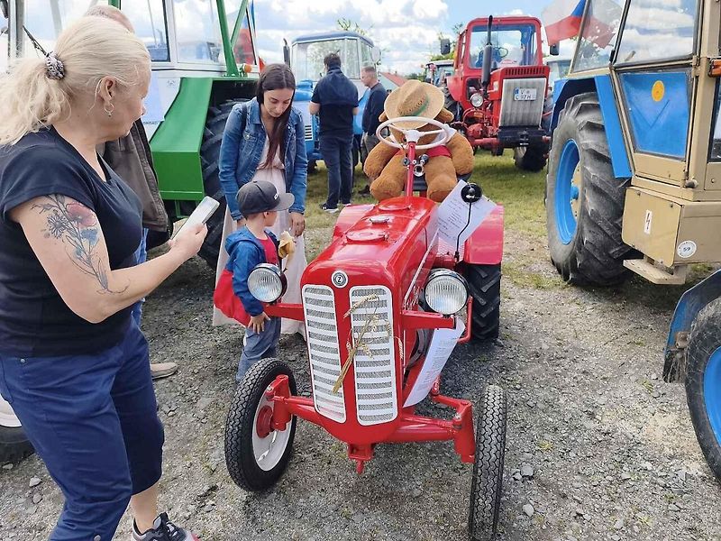 Žlutý Zetor 25 ve Skalné. V roce 1946 ho nastříkali barvou po Afrikakorpsu