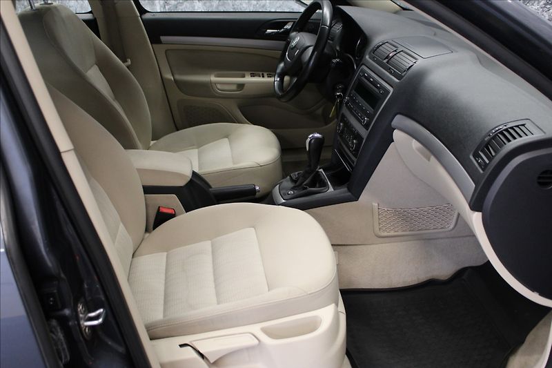 Škoda Octavia 1,9 TDI 77 KW Elegance - fotka 9 z 25