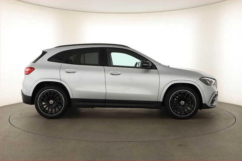 Mercedes-Benz GLA (2025) 200 d, AMG LINE, KEYLESS - fotka 6 z 19