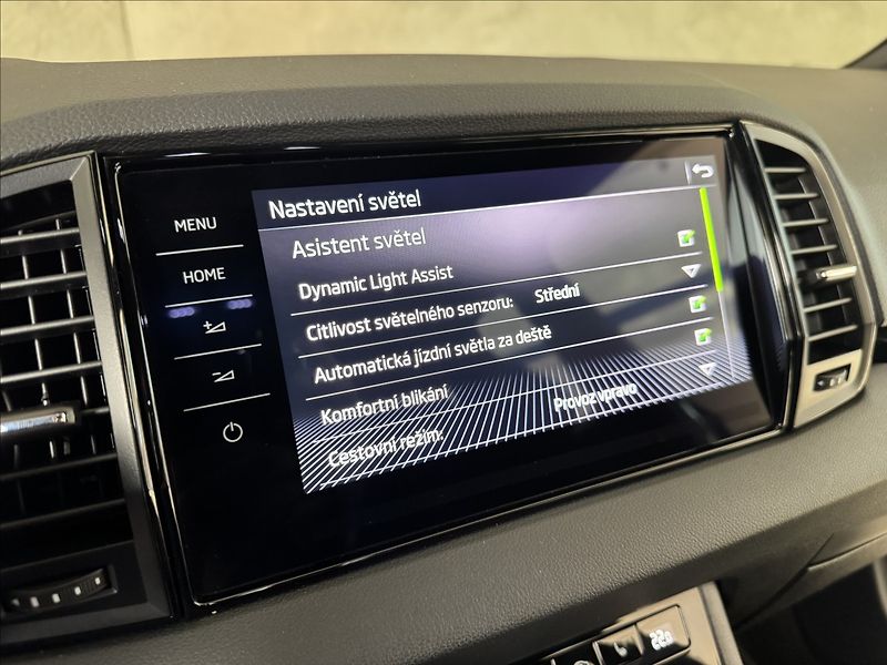 Škoda Karoq 2,0 TDi  DSG 4x4 Sportline LED - fotka 27 z 44