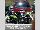 Důvod, proč neparkovat autem na místě určeném pro motocykly.