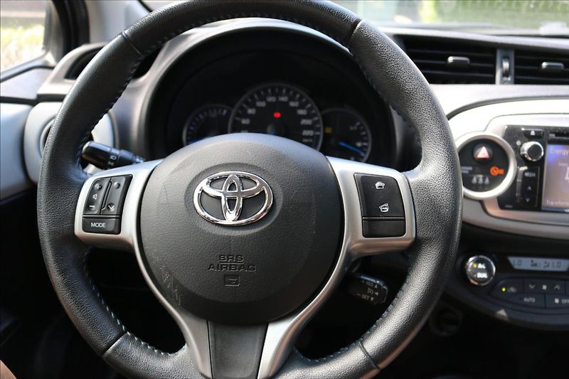 Toyota Yaris 1,5 Hybrid, Automat - fotka 16 z 40