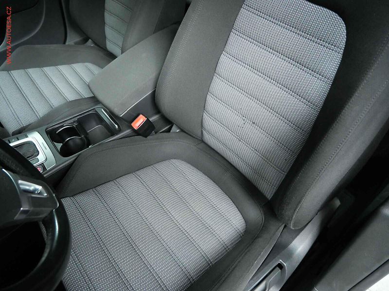 Volkswagen Passat (2013) 2.0 TDi 4x4, ČR, AT, xenon - fotka 9 z 21