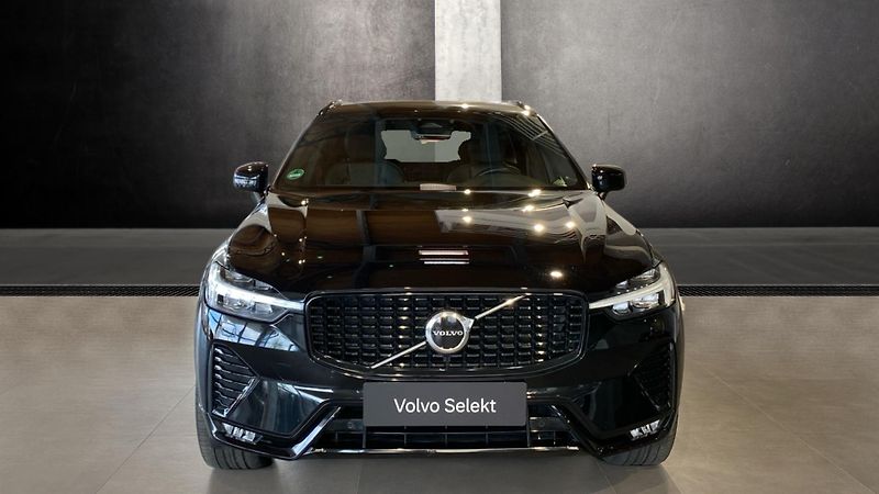 Volvo XC60 R-DESIGN, B5 AWD, 173+10 kW / - fotka 2 z 31