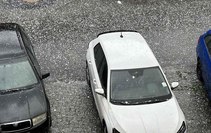 Improvizovanou ochranou před padajícími kroupy může být fólie.