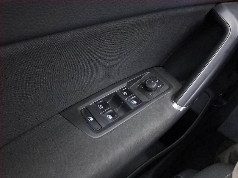 Volkswagen Touran (2023) 1.5 TSI - fotka 17 z 18