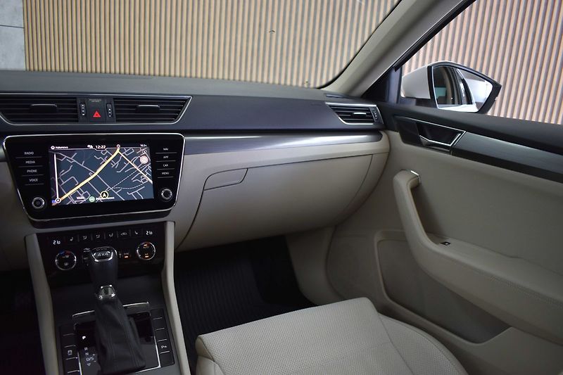 Škoda Superb TDI 147kW 4x4*STYLE*DPH*ČR 1.M - fotka 9 z 40