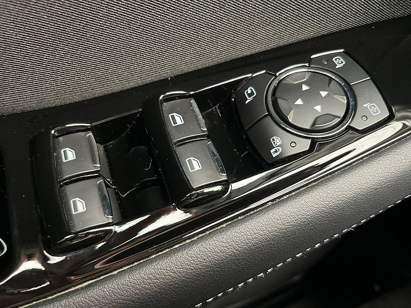 Ford S-MAX 2.5 Duratec HEV TITANIUM - fotka 23 z 64