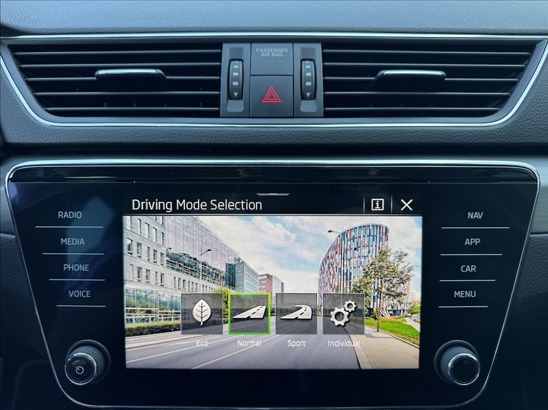 Škoda Superb 2,0 TDI DSG STYLE 1.maj. ČR - fotka 44 z 50
