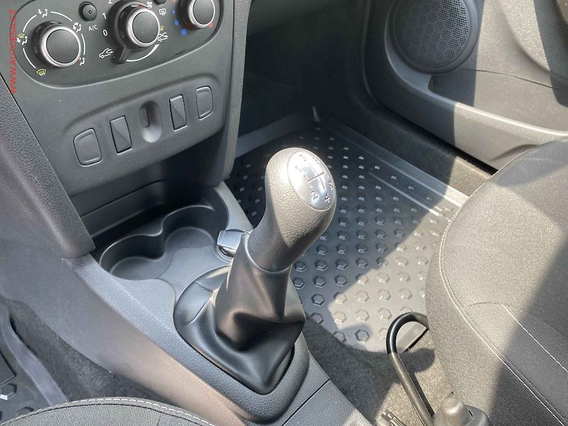 Dacia Logan (2019) 1.0i, ČR, Klima - fotka 15 z 15