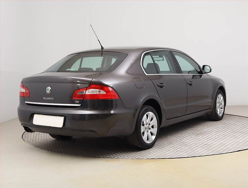 Škoda Superb (2009) Ambiente 2.0 TDI, Xenony - fotka 5 z 20