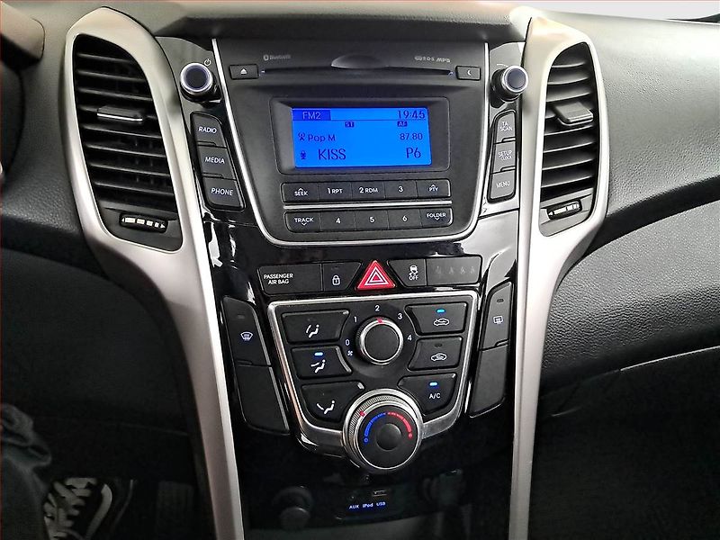 Hyundai i30 (2015) Trikolor 1.4 CVVT, Serv.kniha - fotka 12 z 16