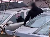 Zloděj vykrádající zaparkované škodovky a volkswageny dokázal auta bez poškození otevřít a při odchodu opět uzamknout.