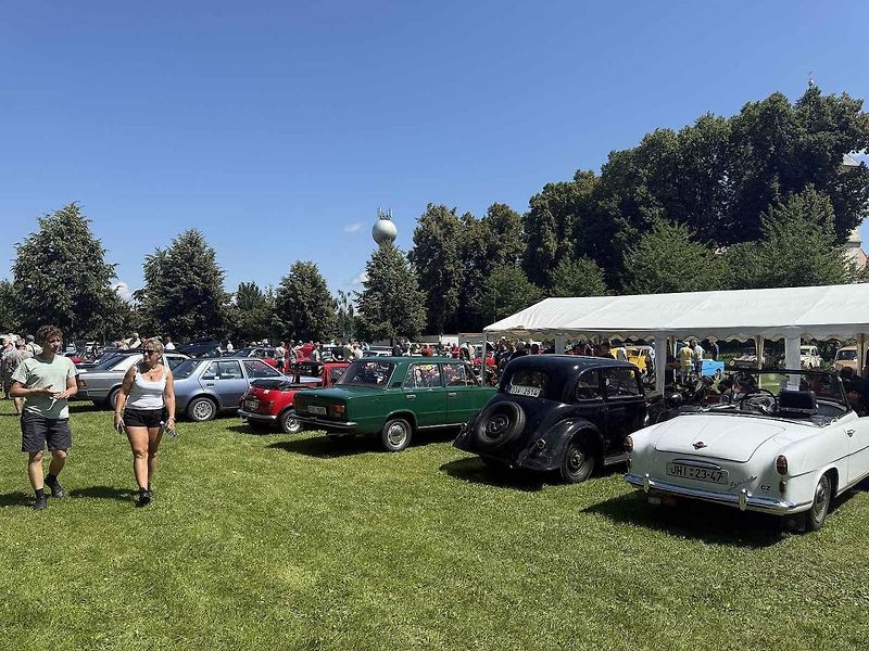 Návštěvníci akce mohli obdivovat kolem 140 historických automobilů, motorek i traktorů.