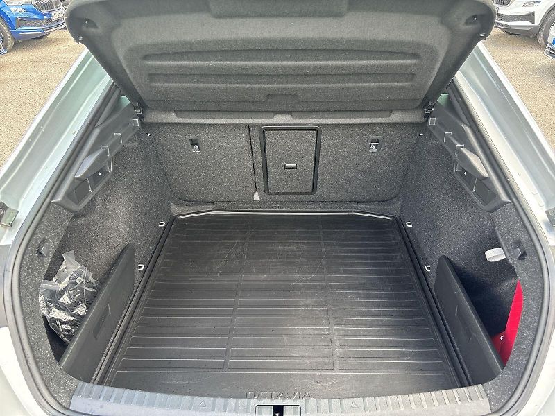 Škoda Octavia (2023) 2.0 TDI DSG Sportline - fotka 31 z 32