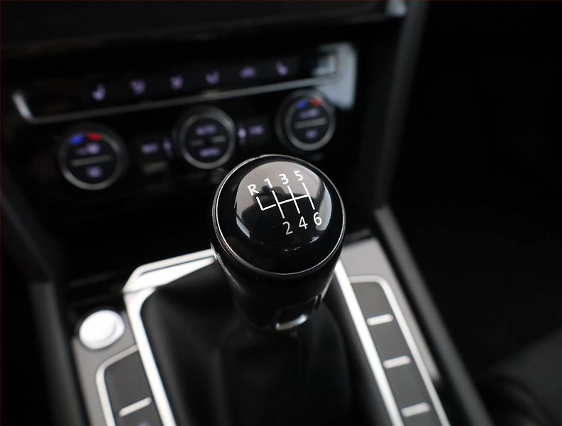 Volkswagen Passat (2018) Highline 2.0 TDI, Kůže - fotka 12 z 16