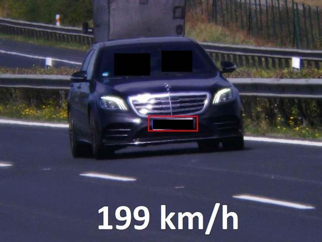 Šofér letěl na dálnici D7 u průmyslové zóny Triangle rychlostí 199 km/h.