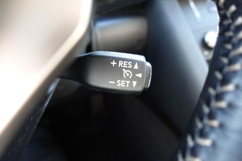 Lexus IS 300h Executive Navi - fotka 30 z 34