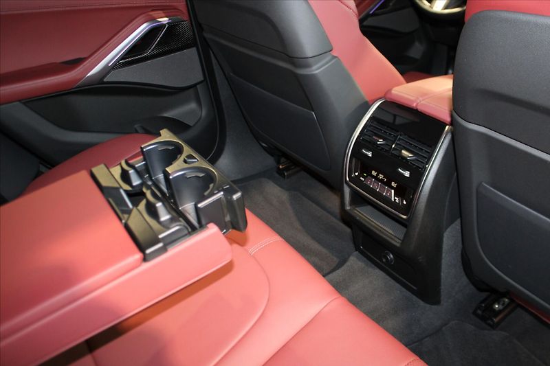 BMW X6 M50i xDrive adLED/360°/H&K - fotka 20 z 47