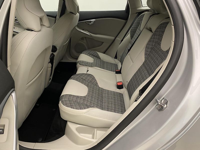 Volvo V40 CC D3 MOMENTUM AUT  - fotka 4 z 43